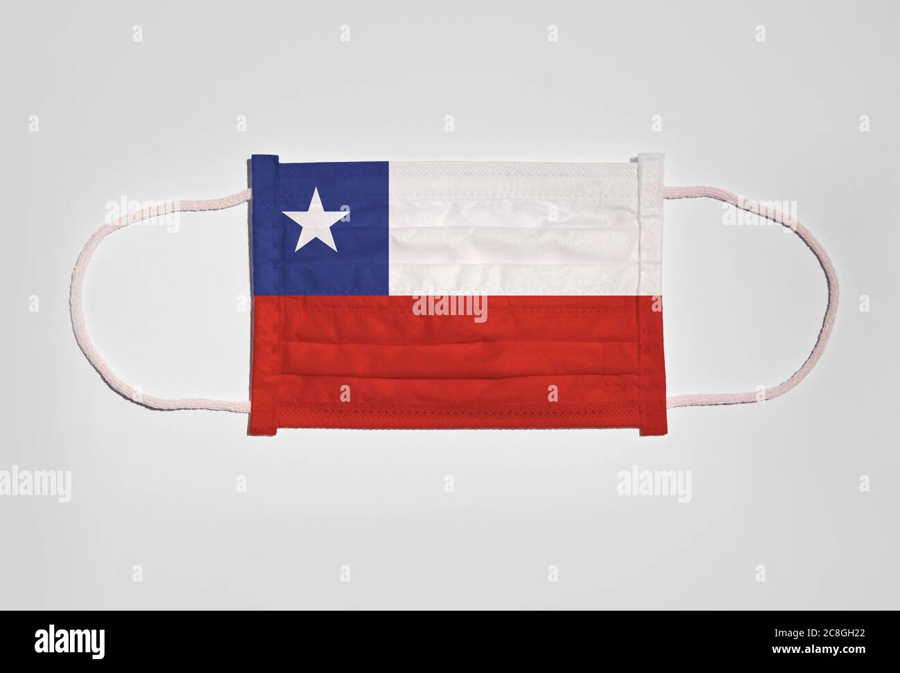 Symbole photo crise de Corona, protège-bouche, masque respiratoire, protège-bouche et nez avec drapeau du Chili, fond blanc Banque D'Images