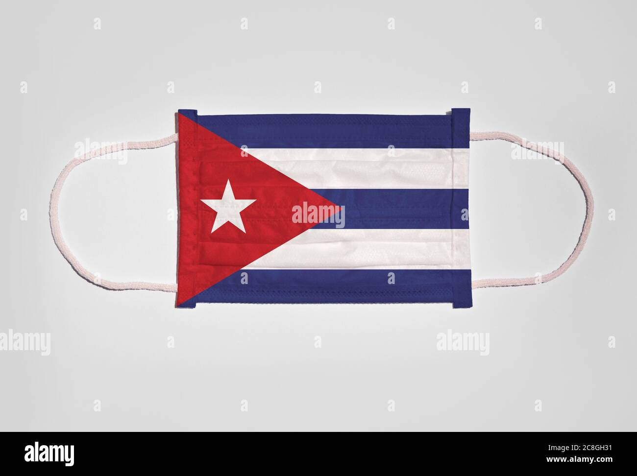 Symbole photo crise de Corona, protège-bouche, masque respiratoire, protège-bouche et nez avec drapeau de Cuba, fond blanc Banque D'Images