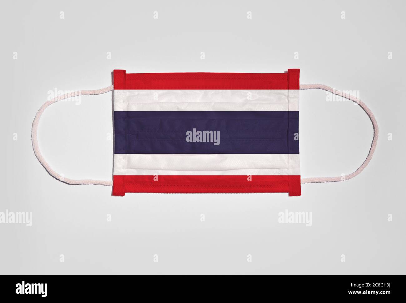 Symbole photo crise de Corona, protège-bouche, masque respiratoire, protège-bouche et nez avec drapeau de Thaïlande, fond blanc Banque D'Images