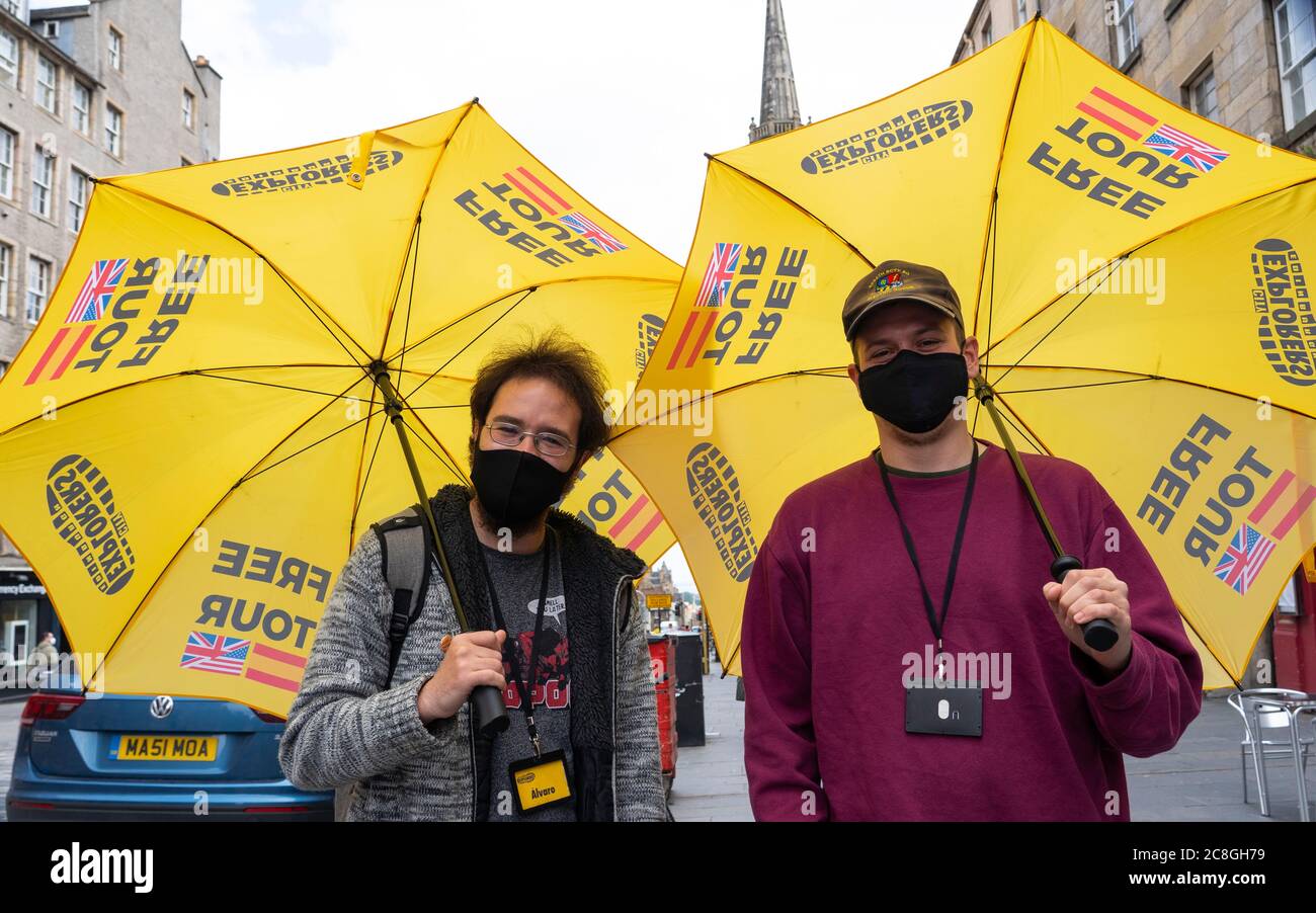 Edimbourg, Ecosse, Royaume-Uni. 24 juillet 2020. Guides touristiques à la recherche de touristes sur le Royal Mile dans la vieille ville d'Édimbourg. Le nombre de touristes a augmenté cette semaine dans la ville. Iain Masterton/Alay Live News Banque D'Images