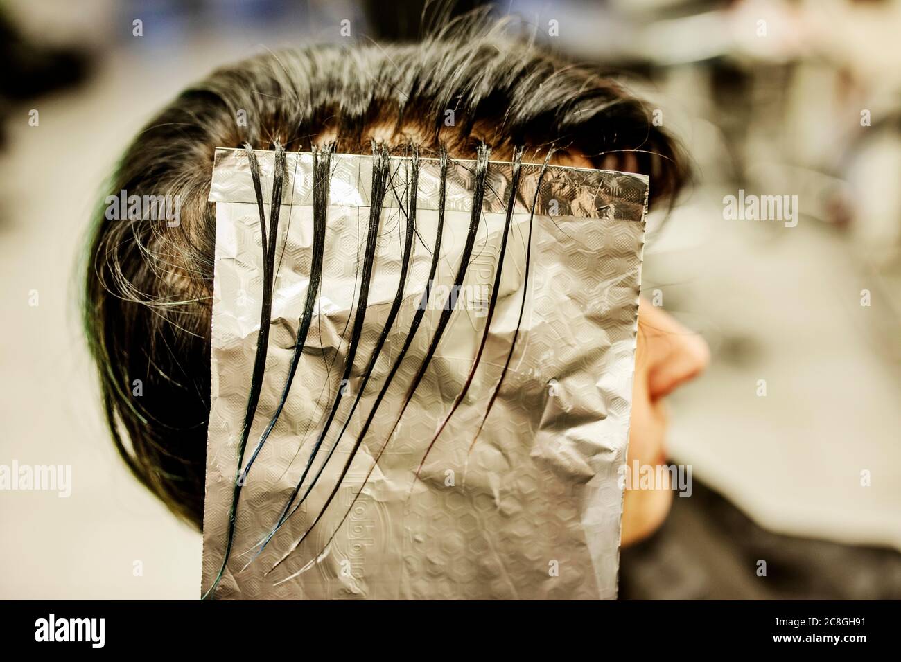 Coiffeur dans un salon de coiffure, moussant des mèches de cheveux avec du papier aluminium, Rhénanie-du-Nord-Westphalie, Allemagne Banque D'Images