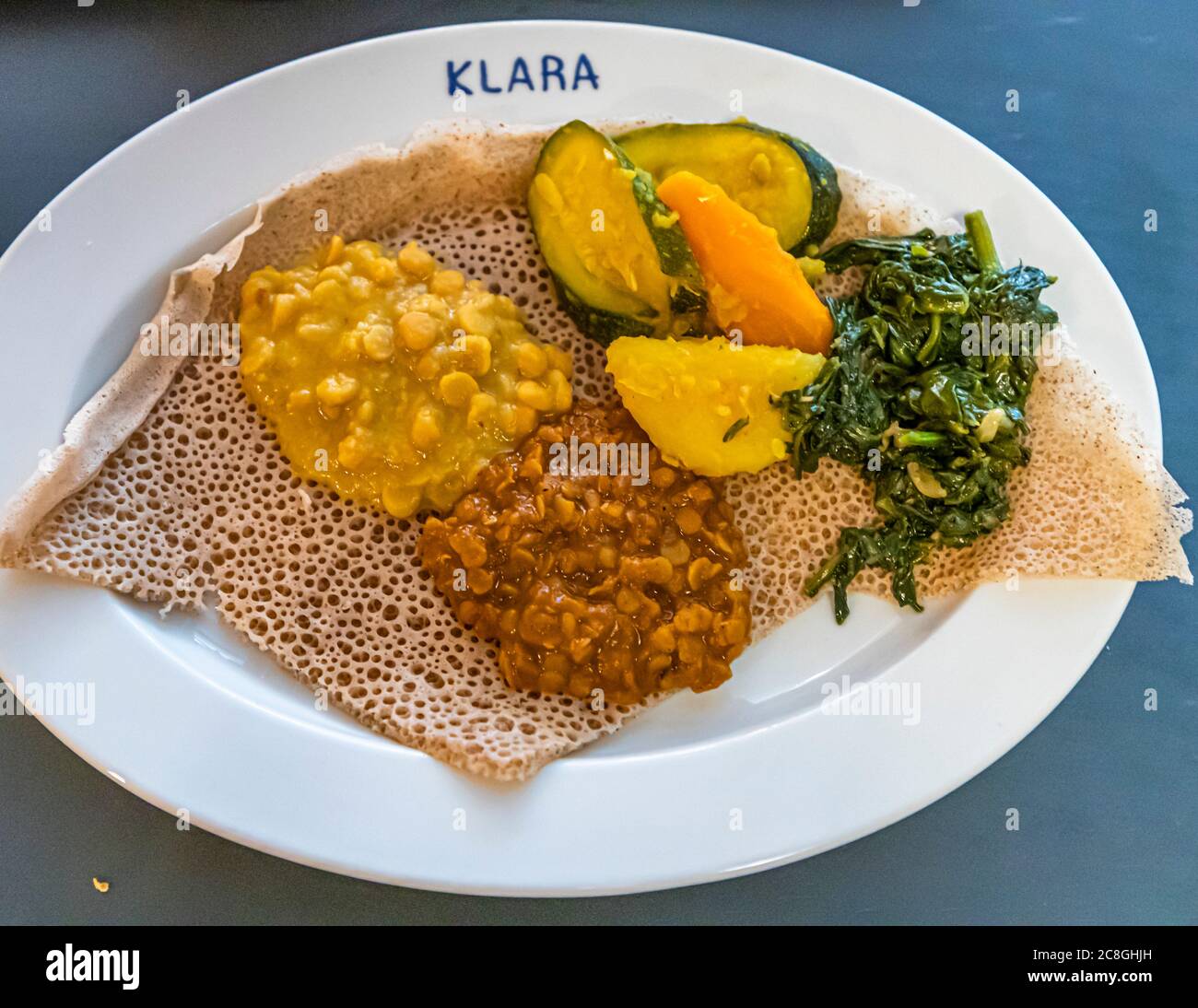 Erythréen Dish Ingrara au tribunal alimentaire de Klara pendant les mesures de Corona à Bâle, en Suisse Banque D'Images