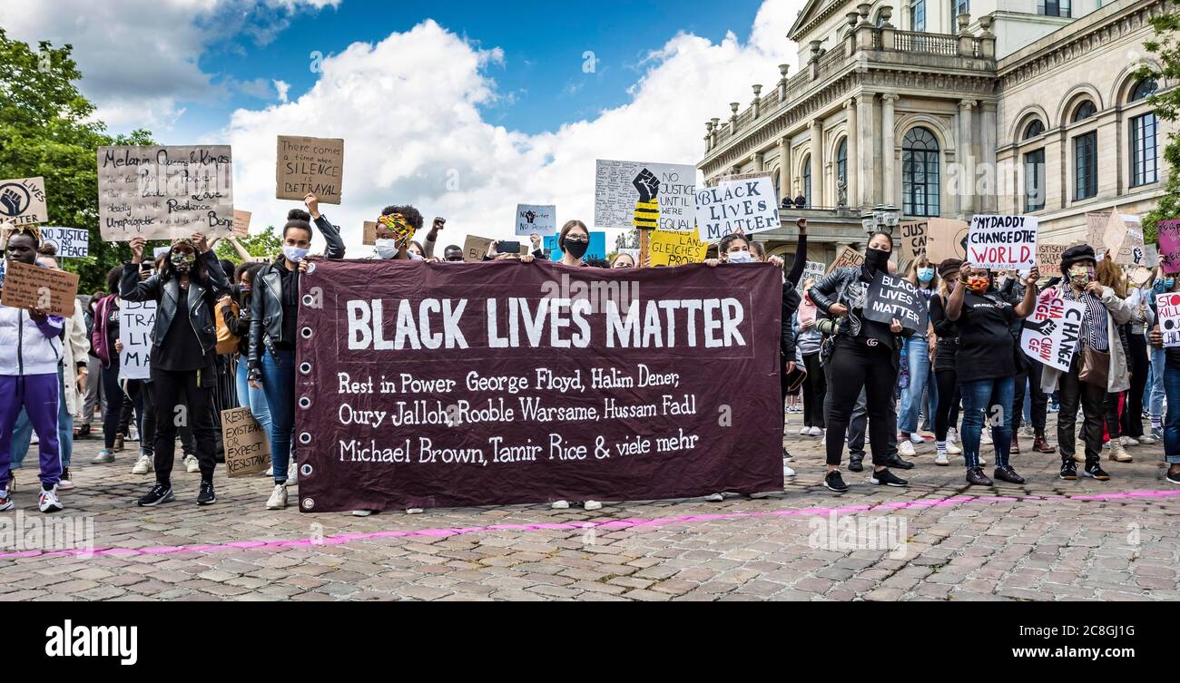 Bannière avec les noms des victimes de violences racistes, manifestation de la vie noire, contre le racisme et la violence policière, 6.juin 2020, Opernplatz Banque D'Images