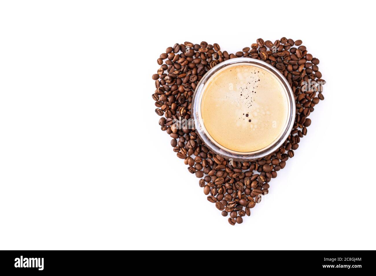 Tasse de café chaud sur grains de café en forme de cœur sur fond blanc Banque D'Images