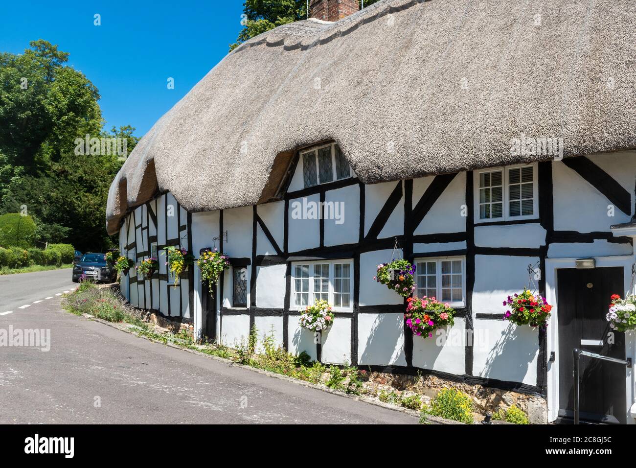 Jolies maisons de chaume dans le village Hampshire de Wherwell, Angleterre, Royaume-Uni, pendant l'été Banque D'Images