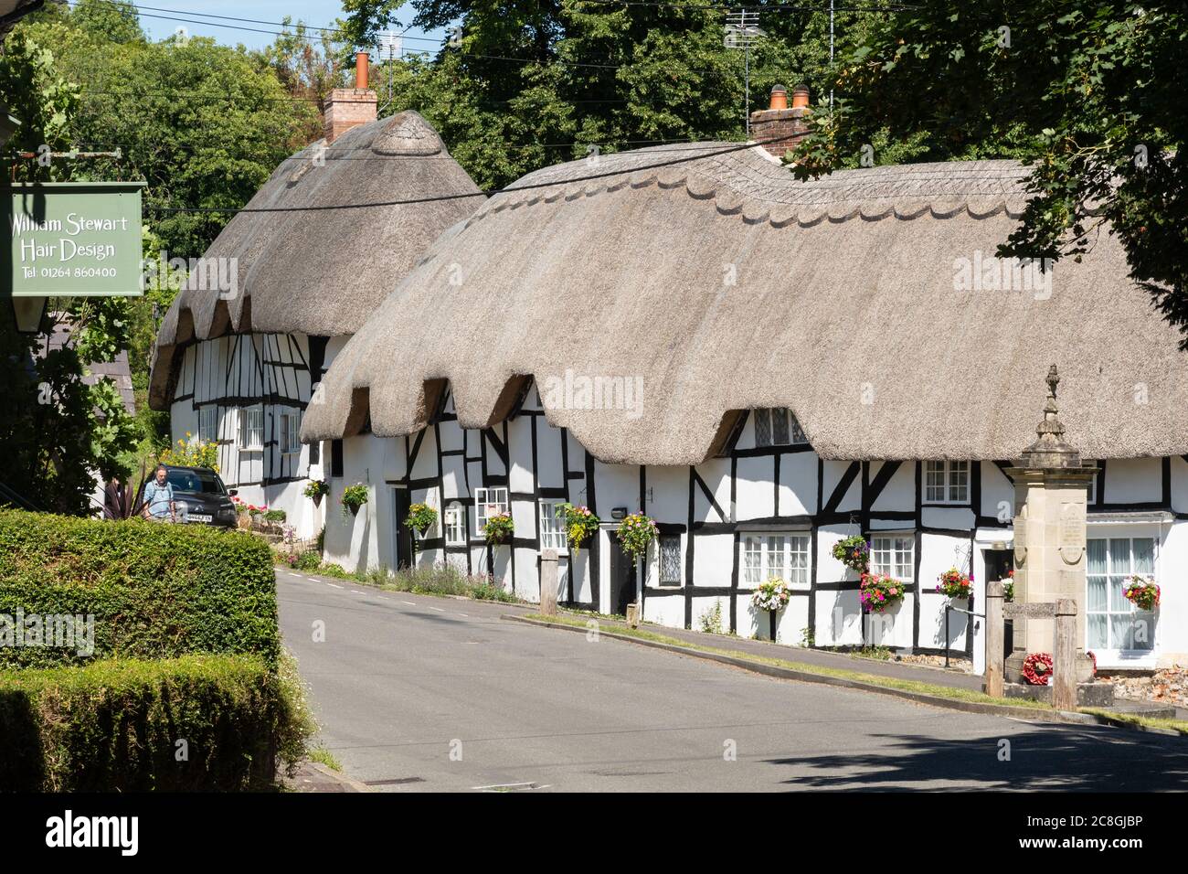 Jolies maisons de chaume dans le village Hampshire de Wherwell, Angleterre, Royaume-Uni, pendant l'été Banque D'Images