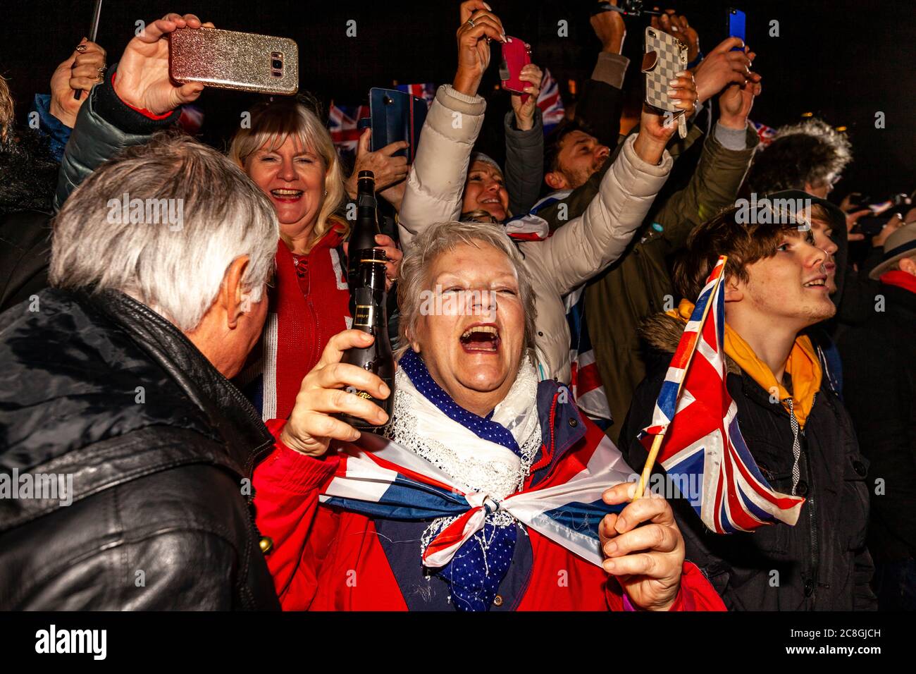 Les partisans du Brexit réagissent face à la sortie de la Grande-Bretagne de l'Union européenne à 23 heures sur la place du Parlement, à Londres, au Royaume-Uni. Banque D'Images