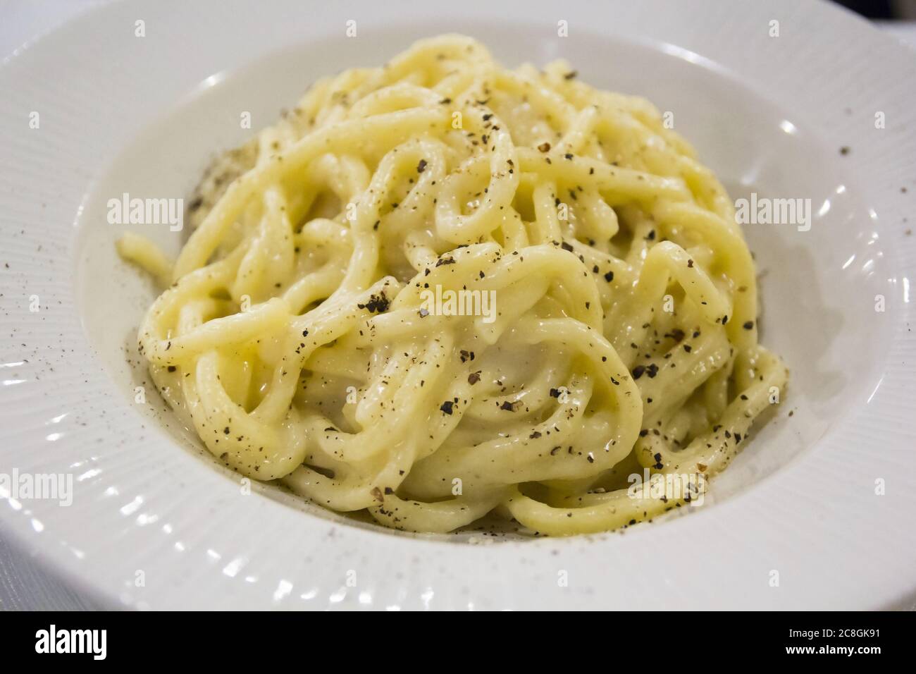 Spaghetti au fromage (cacio) et au poivre, plat romain traditionnel. Cuisine italienne Banque D'Images