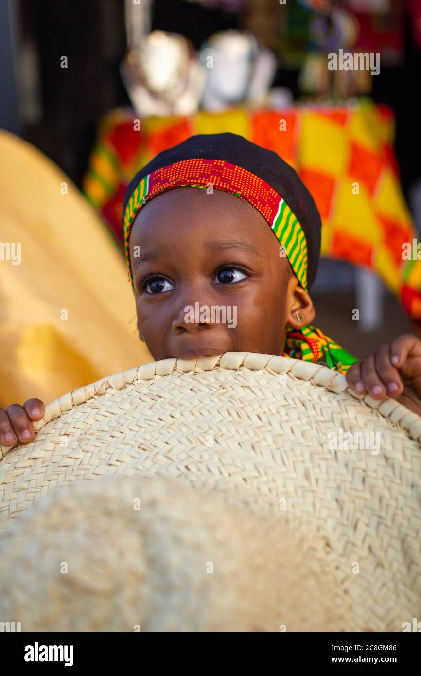 Portrait d'une fille africaine portant un costume traditionnel de tribu avec un fond flou pris pendant le festival africain dans le village culturel de Katara Banque D'Images