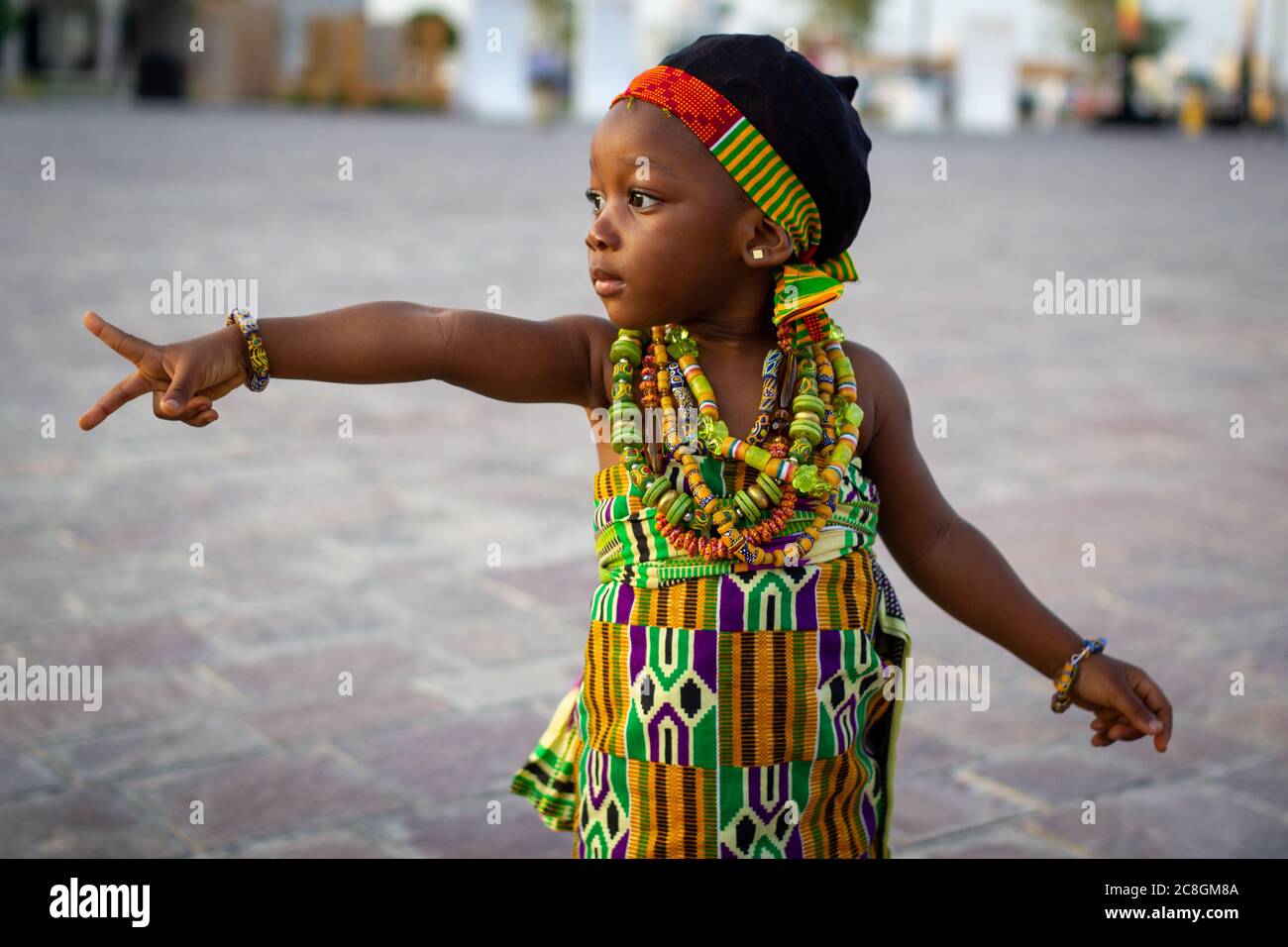 Portrait d'une fille africaine portant un costume traditionnel de tribu avec un fond flou pris pendant le festival africain dans le village culturel de Katara Banque D'Images
