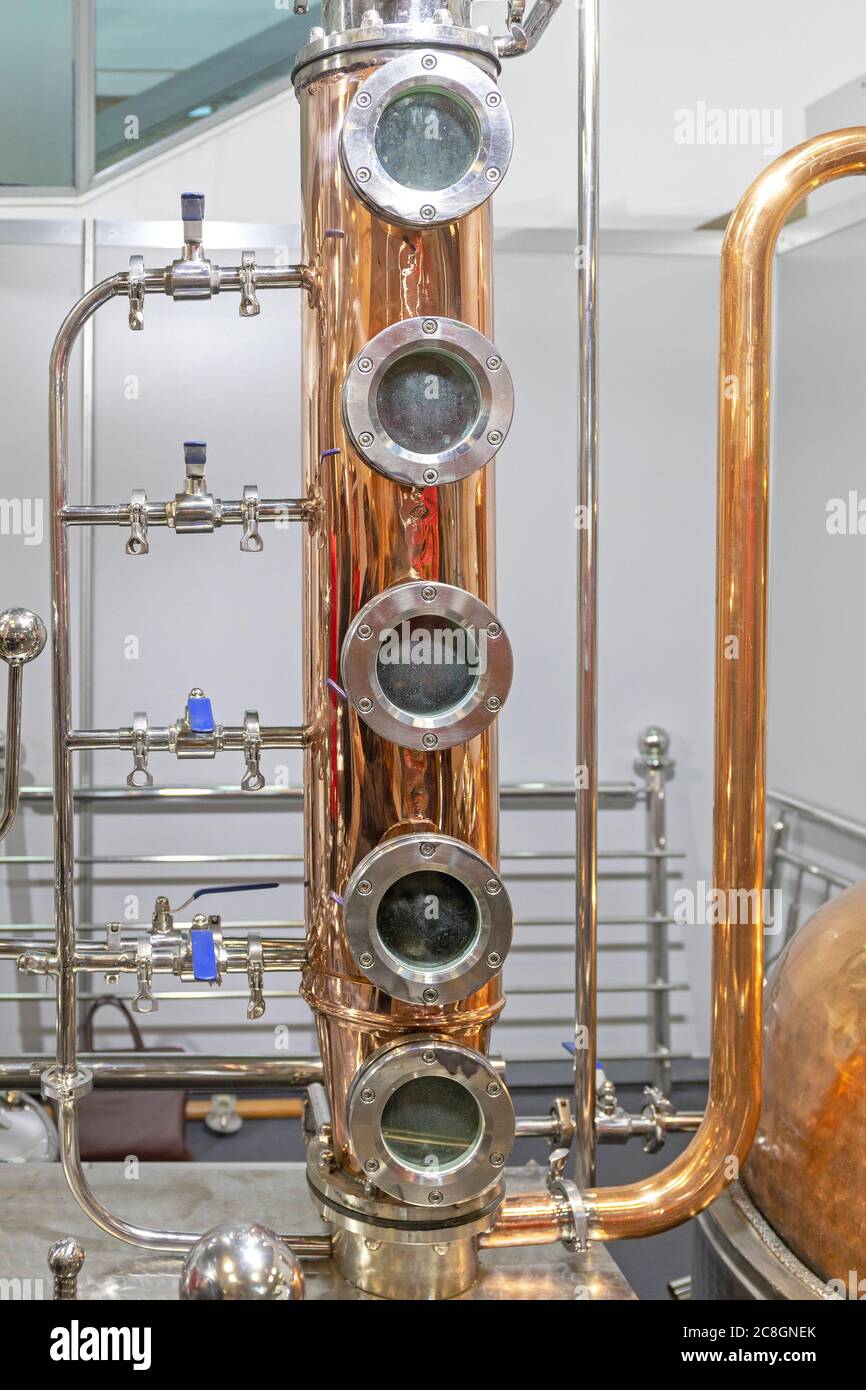 distillation-column-banque-de-photographies-et-d-images-haute