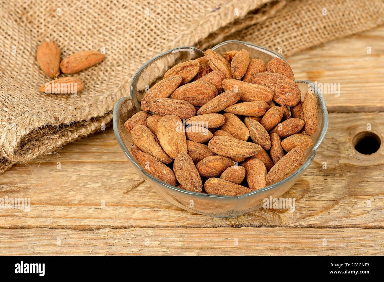 bol d'amandes salées sur une ancienne table en bois Banque D'Images