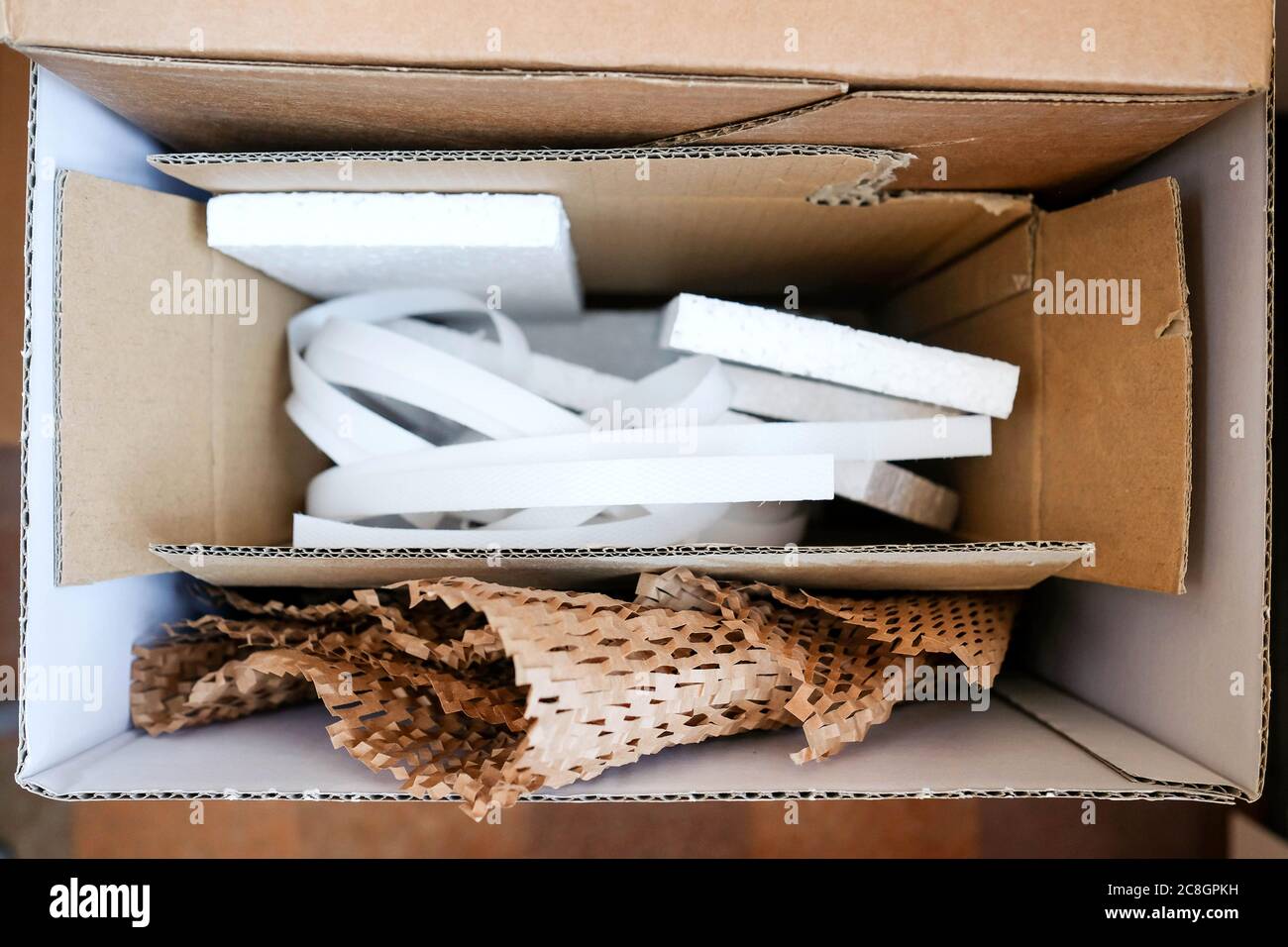 Boîte dans une boîte. Stockage des matériaux. Différents emballages. Banque D'Images