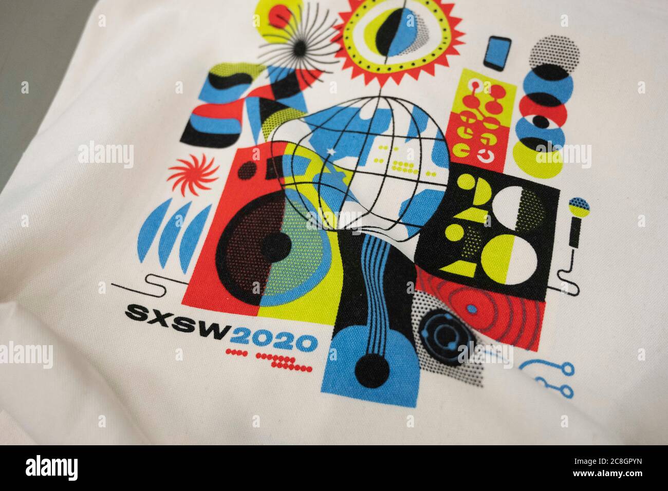 Austin, Texas, États-Unis. 24 juillet 2020. Les sacs fourre-tout inutilisés du South X Southwest Music Festival (SXSW) annulé sont redéfinis dans des sacs de patients tandis que les responsables de la santé préparent un hôpital de campagne au centre de congrès d'Austin. Ils s'attendent à une ruée des patients atteints de COVID-19, le nombre de Texans infectés continuant à monter en flèche le 24 juillet 2020. L'hôpital est prêt à traiter des centaines de cas légers à modérés qui sont des hôpitaux accablants dans la vallée du Rio Grande. Crédit : Bob Daemmrich/ZUMA Wire/Alay Live News Banque D'Images