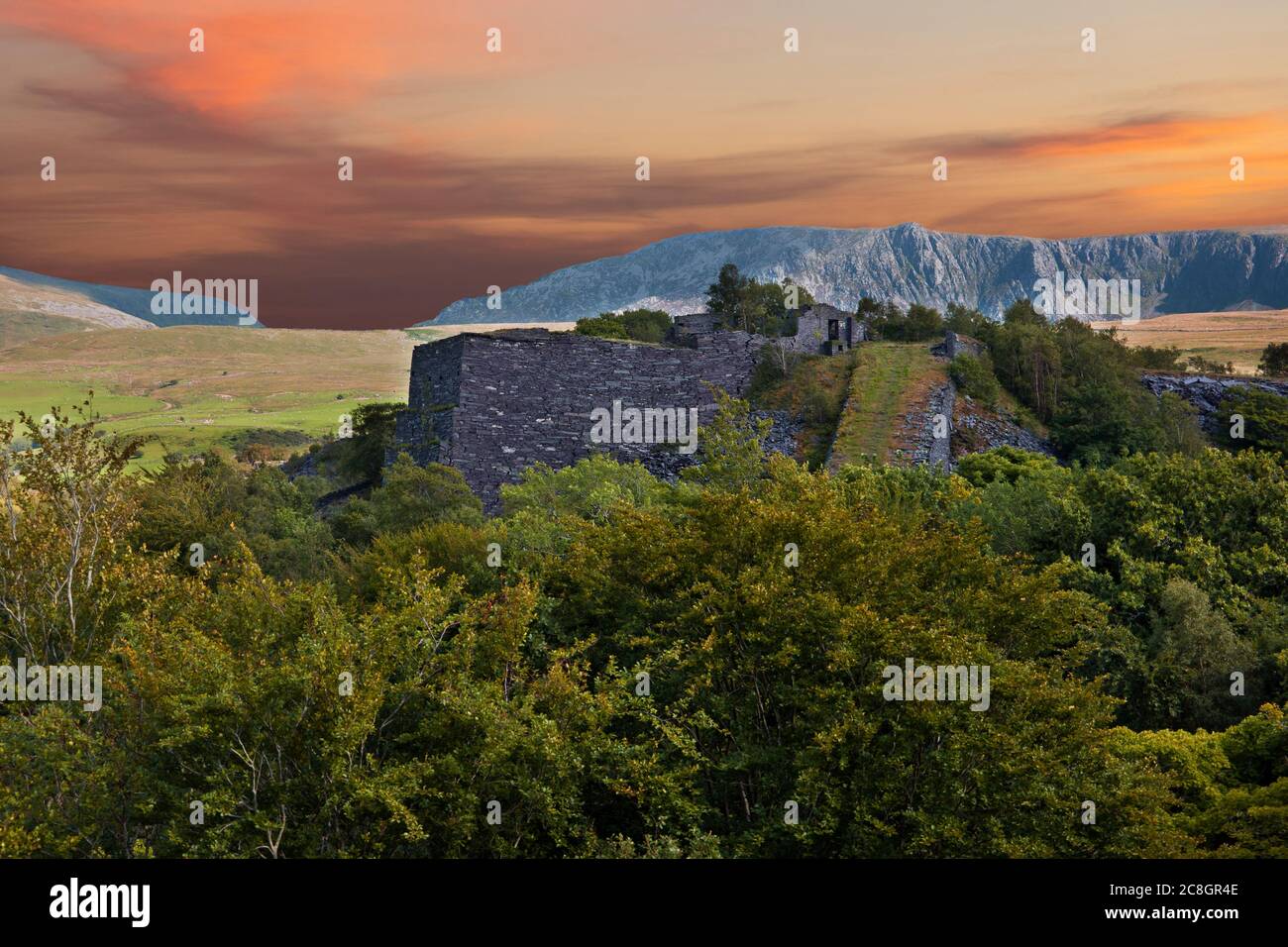 Ces structures en ardoise, connues sous le nom de pyramides, servent de bases pour les pentes de chaîne à la roche de wast transportée. Celui-ci se trouve dans le complexe de carrières de Dorothea. Banque D'Images