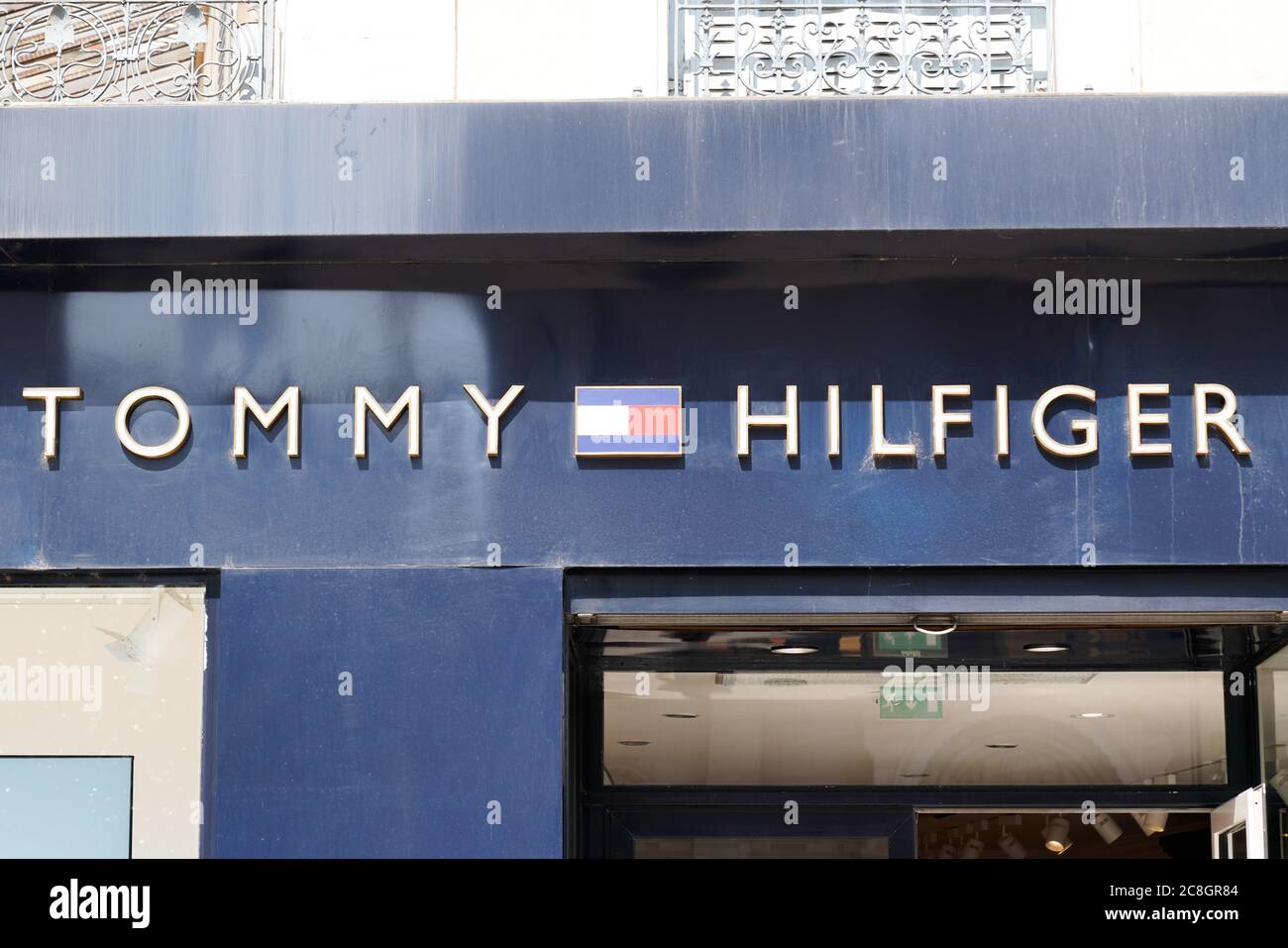 Bordeaux , Aquitaine / France - 07 22 2020 : Tommy Hilfiger enseigne et  texte logo magasin de la compagnie américaine de vêtements Photo Stock -  Alamy