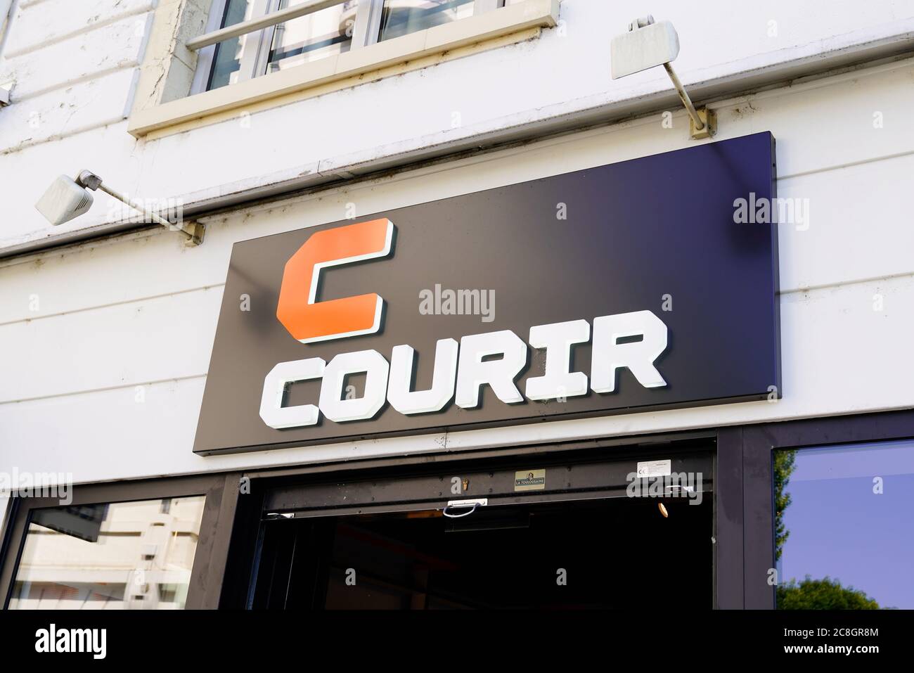 Bordeaux , Aquitaine / France - 07 22 2020 : magasin de courir avec logo c  enseigne extérieur magasin de chaussures de marque Photo Stock - Alamy
