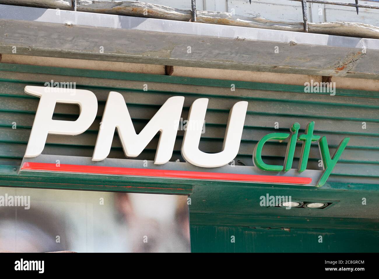 Bordeaux , Aquitaine / France - 07 22 2020 : logo de la ville PMU sur le bureau de l'agence boutique française de l'organisation sportive de Paris de course à cheval Banque D'Images