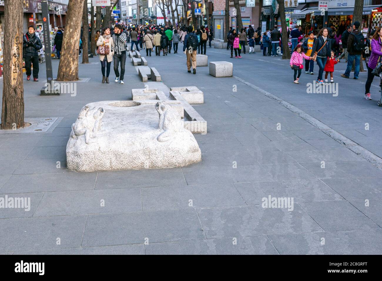 Sculpture en pierre de la fontaine de grenouille à Insa-dong, Insadong-gil, Jongno-gu, Séoul, Corée du Sud Banque D'Images