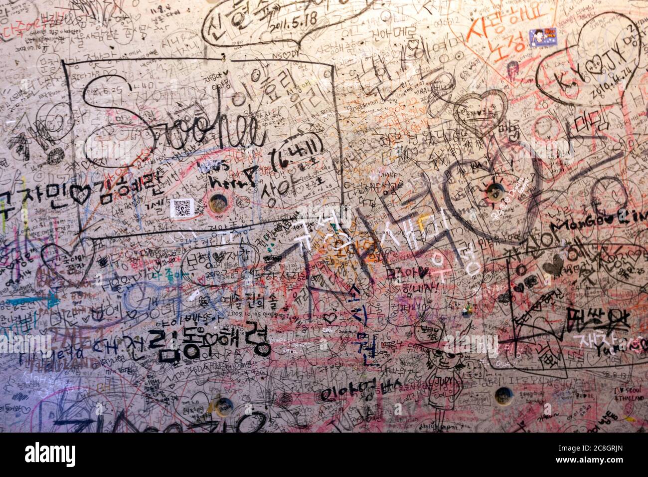 Messages d'amour à un mur d'amour, complexe commercial Ssamziegil, Insa-dong, environ 100 galeries Insadong-gil, Jongno-gu, Séoul, Corée du Sud Banque D'Images