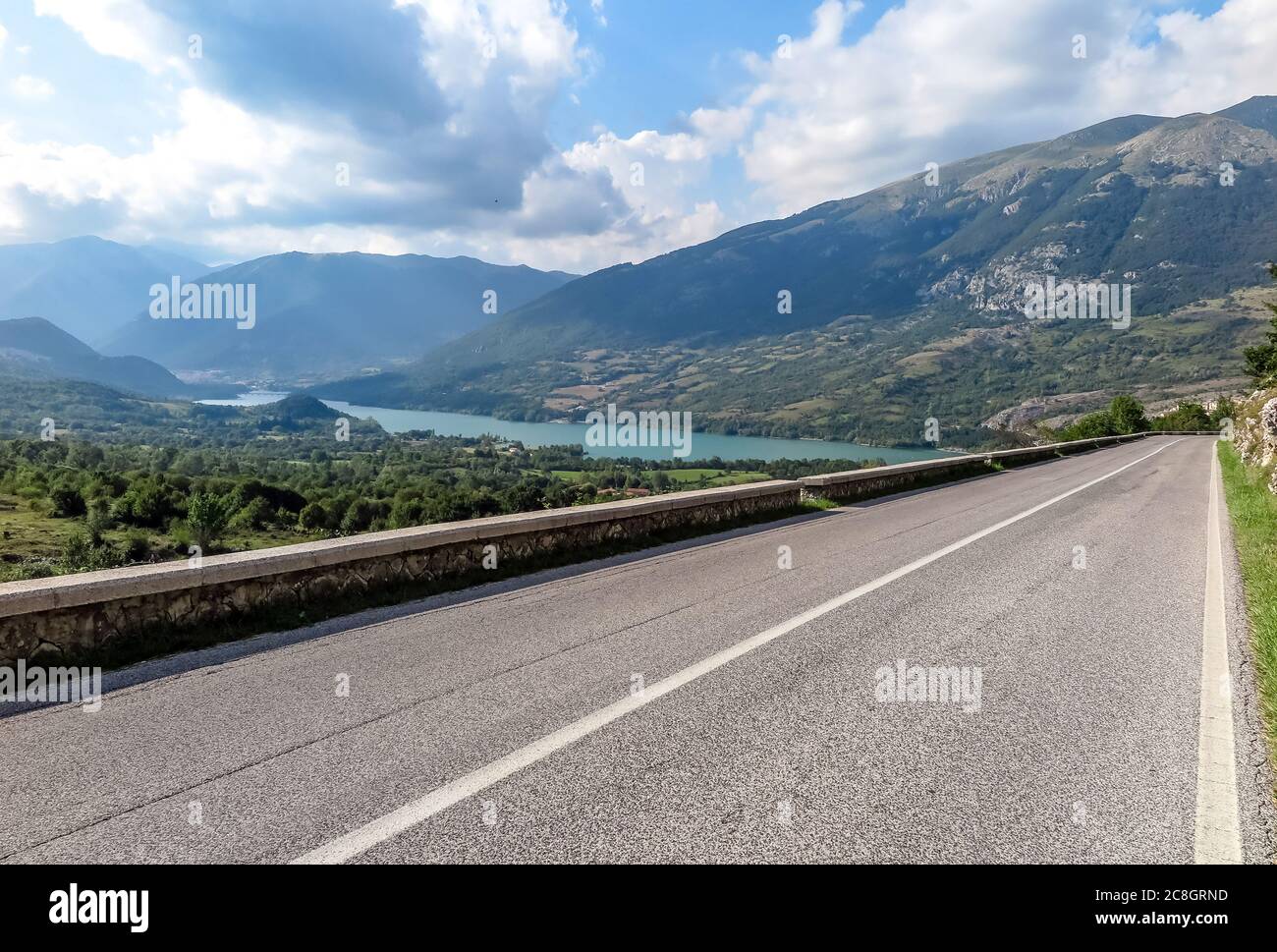 Lac de Barrea, vu de la route, avec vallée de montagne en arrière-plan, Banque D'Images