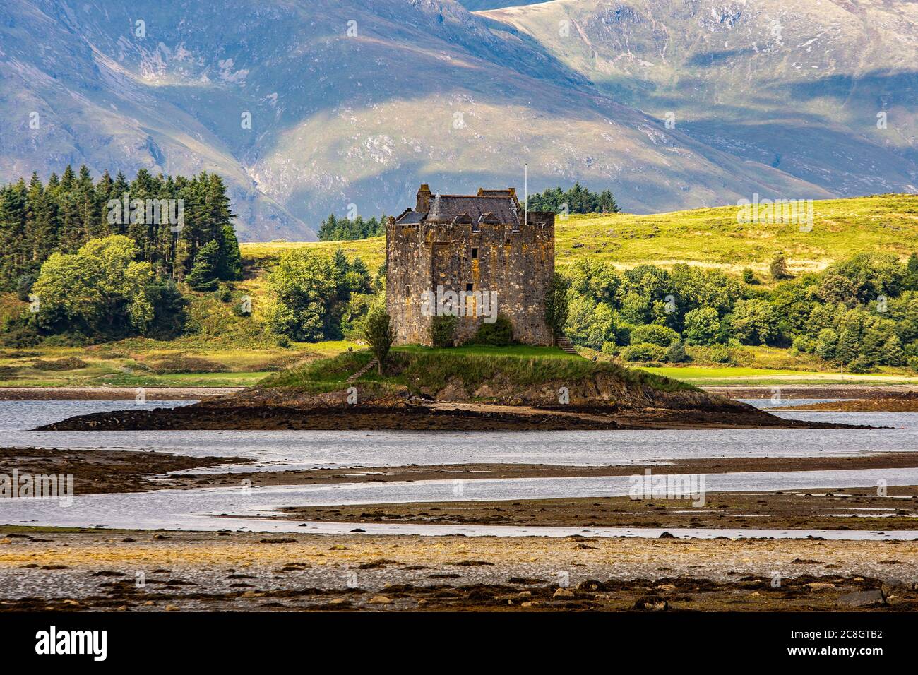 Belle vue sur le château écossais du Stacker dinasty. Ce magnifique château est au sommet d'un grand rocher au milieu du Loch Linnhe, Oban. Banque D'Images