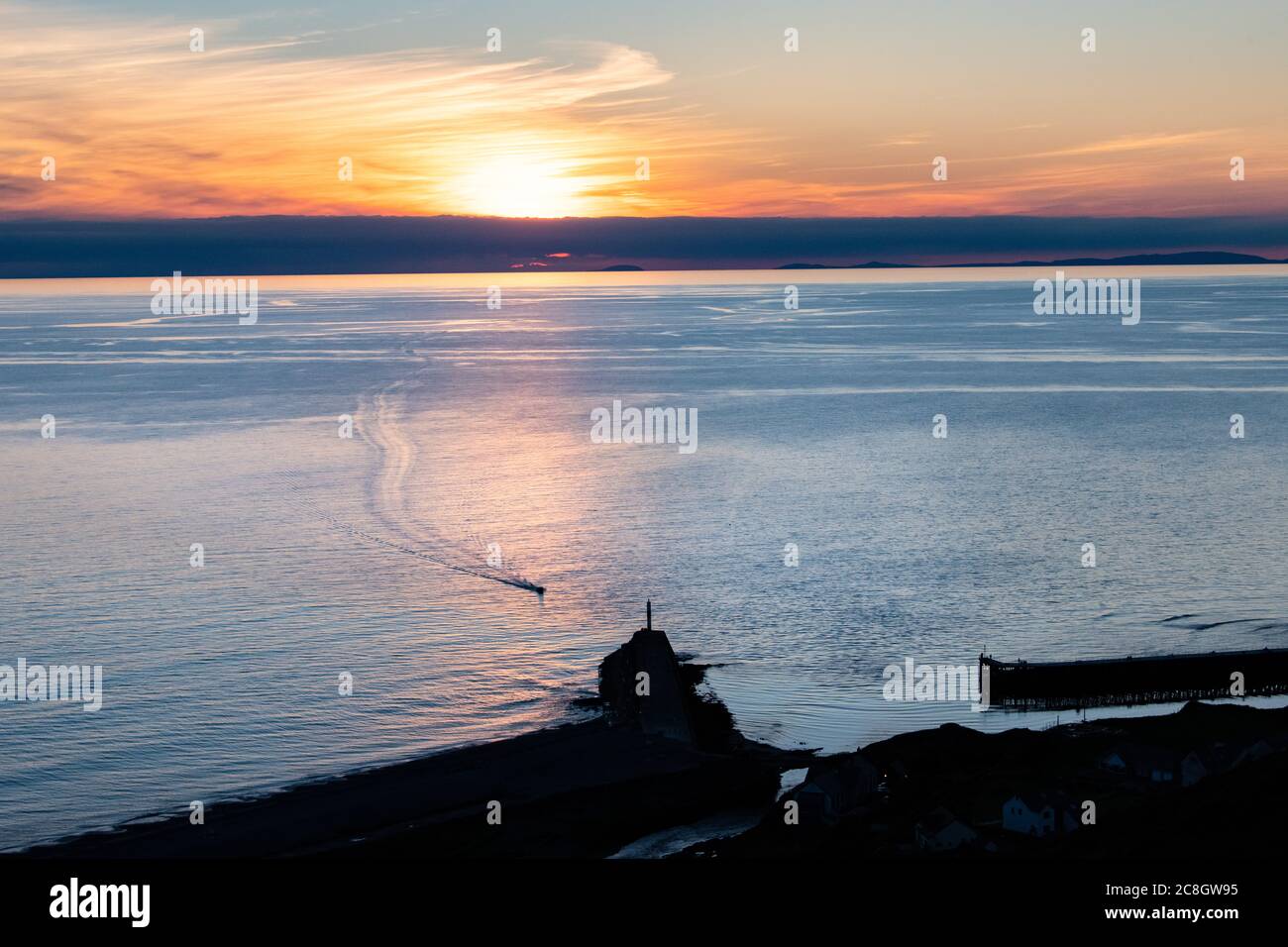 Aberystwyth coucher de soleil vue vers le nord en été avec une vue de Llyn Peninsular au loin. Banque D'Images