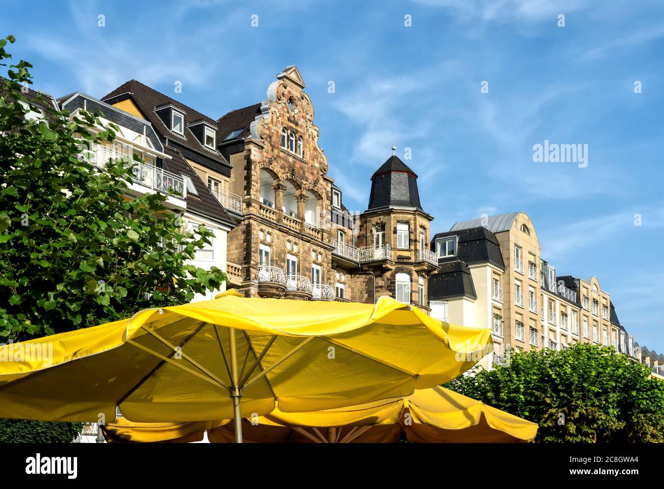 Belles façades anciennes sur le rivage du Rhin à Koenigswinter, Allemagne Banque D'Images