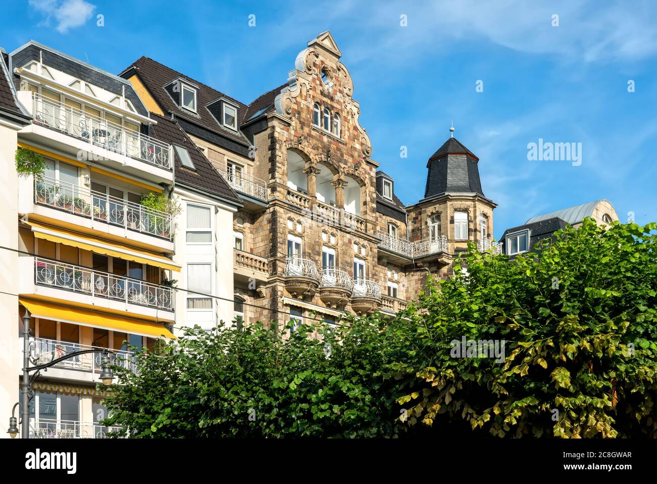 Belles façades anciennes sur le rivage du Rhin à Koenigswinter, Allemagne Banque D'Images