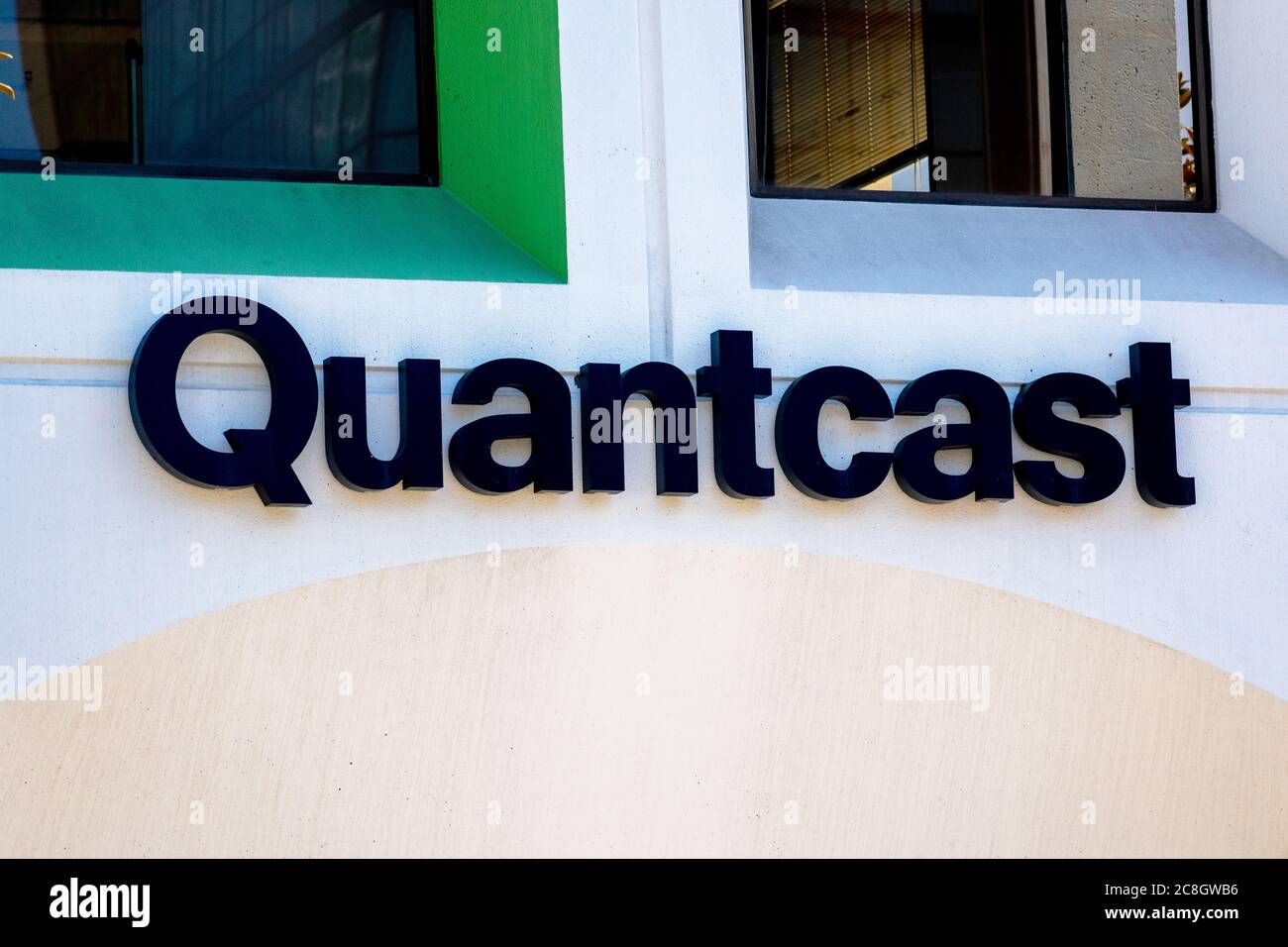 Panneau Ouantcast sur la façade du siège social. Quantcast est une entreprise technologique spécialisée dans la publicité en temps réel, les aperçus et la mesure du public, pilotés par l'IA Banque D'Images