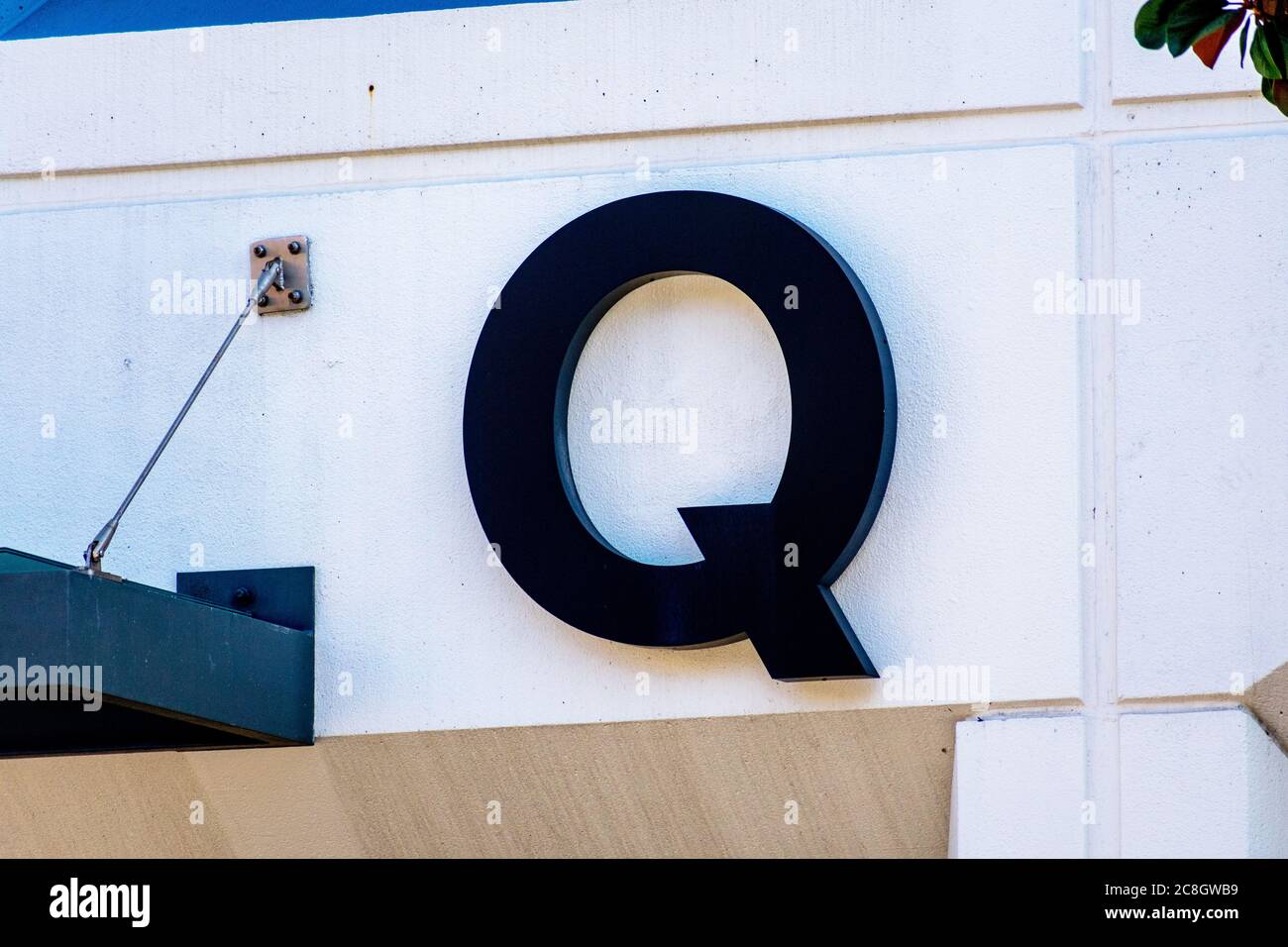 Q logo sur la façade QG de Quantcast. Quantcast est une entreprise technologique spécialisée dans la publicité en temps réel, les aperçus de l'audience et la mesure Banque D'Images