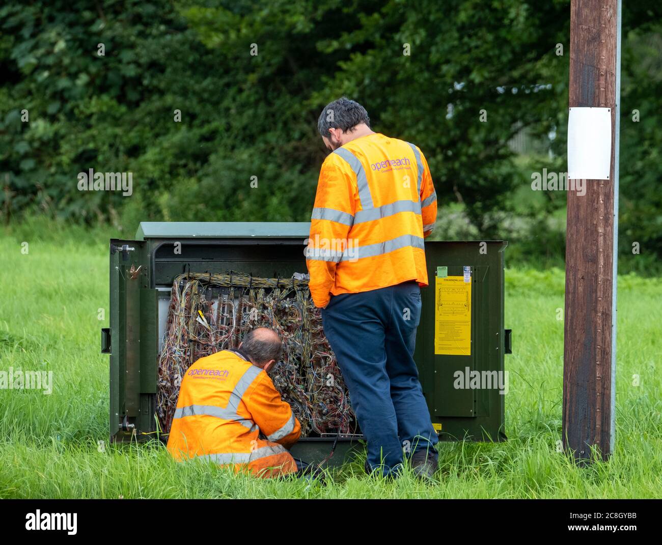 Ingénieurs OpenREACH travaillant dans une boîte d'échange à Cumbria, Angleterre, Royaume-Uni. Banque D'Images