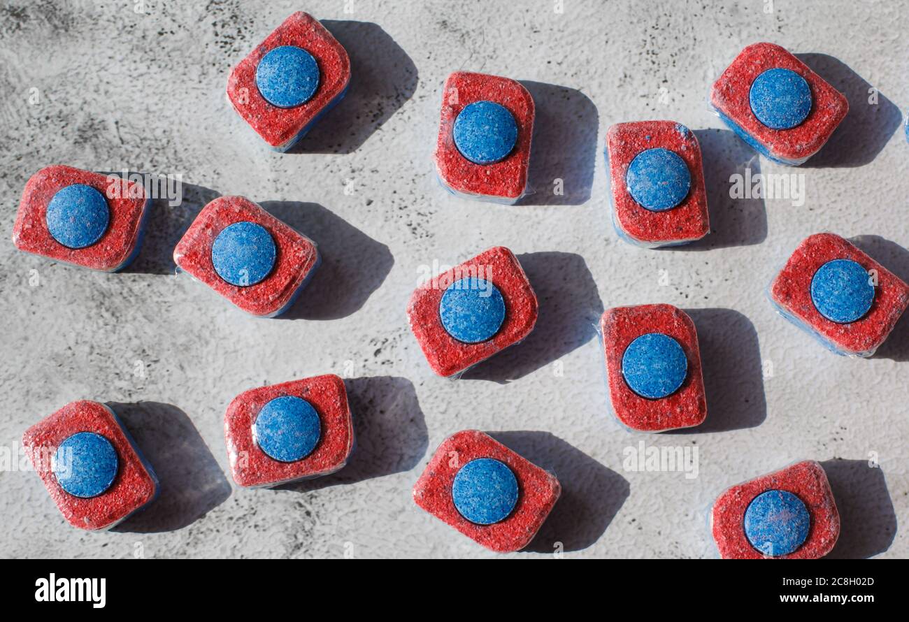Tablettes rouges et bleues pour lave-vaisselle. Détergents pour l'hygiène domestique Banque D'Images
