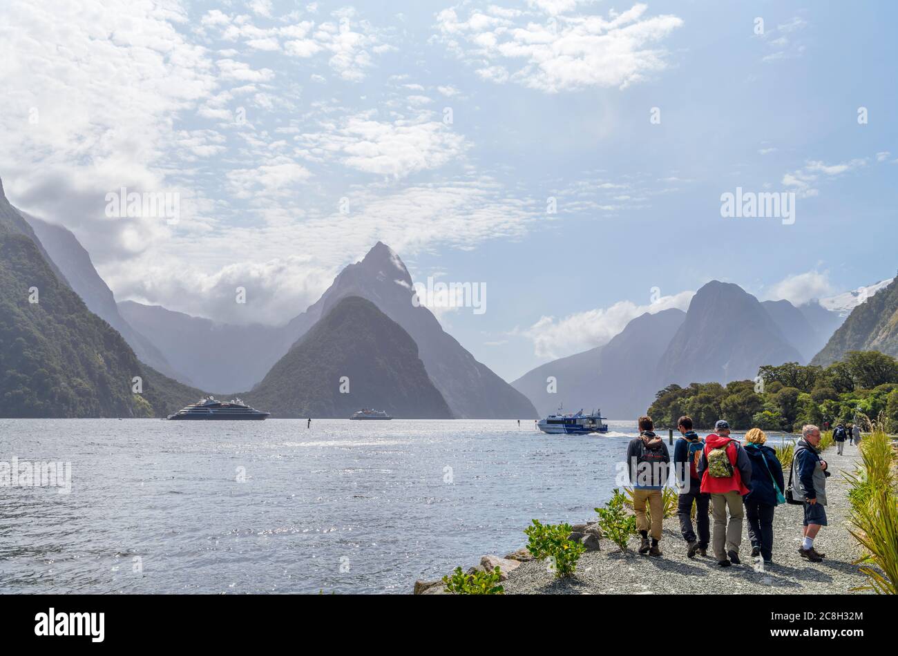Vue depuis le brise-lames du quai de croisière en direction de Mitre Peak, Milford Sound, parc national Fiordland, South Island, Nouvelle-Zélande Banque D'Images