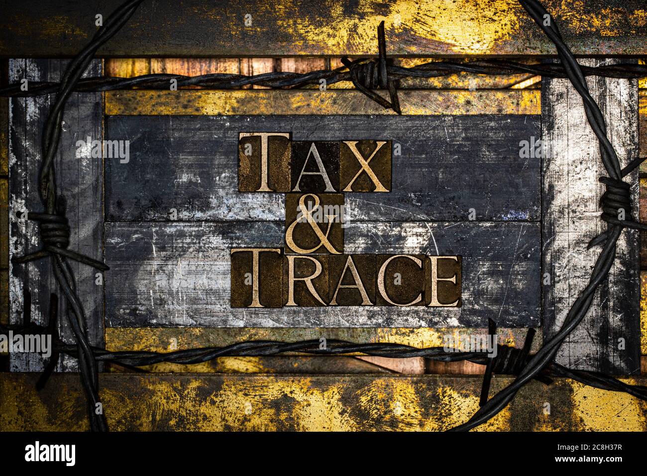 Texte TAX and Trace formé de véritables lettres de jeu de caractères authentiques sur fond de cuivre et d'or texturé argent vintage Banque D'Images