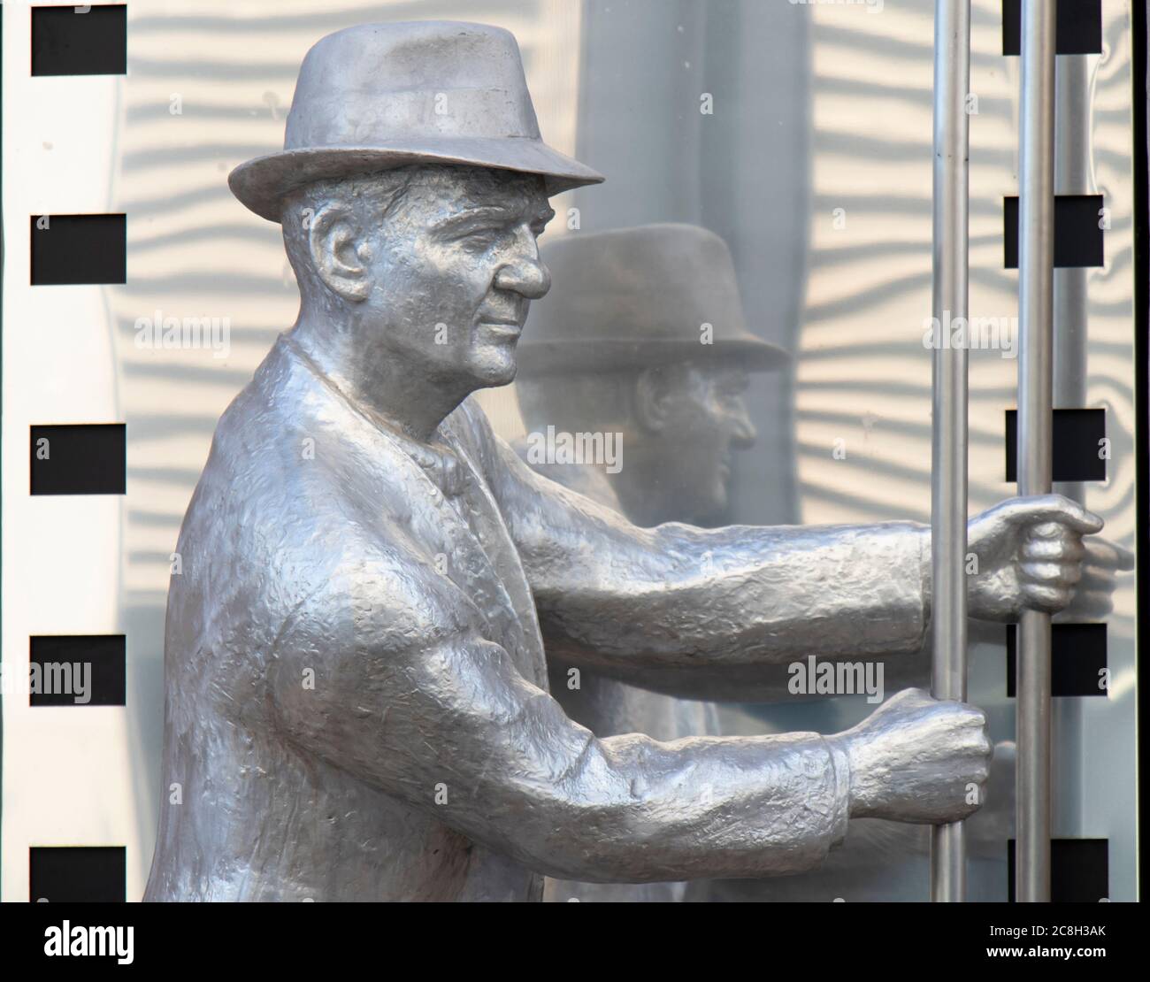 Belgrade, Serbie - 20 juillet 2020 : statue de l'acteur américain d'origine serbe Karl Malden , de Zdravko Joksimovic, devant les archives du film yougoslave Banque D'Images