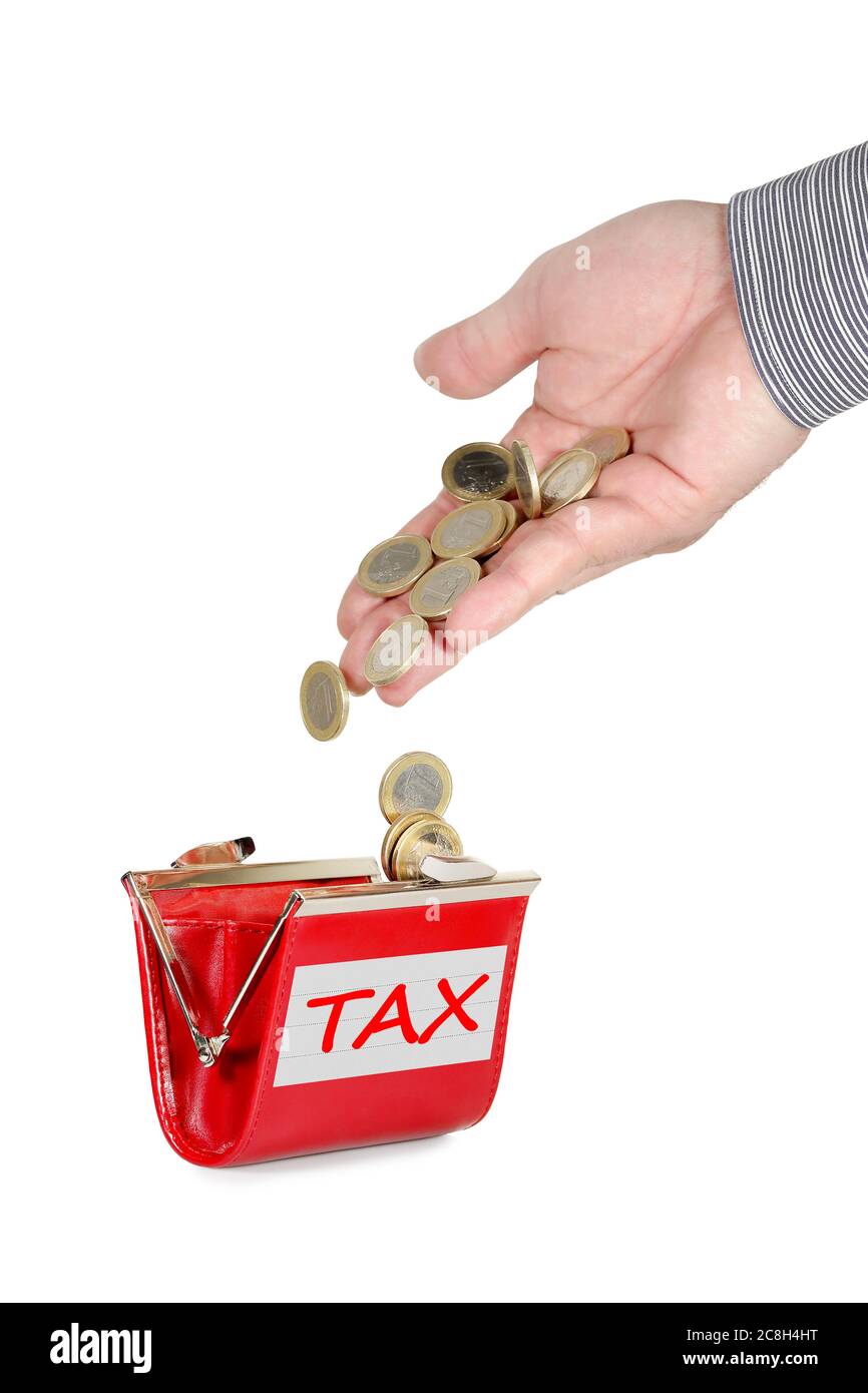 déposez les pièces en euros dans un sac à main avec une étiquette d'impôt isolée sur du blanc Banque D'Images