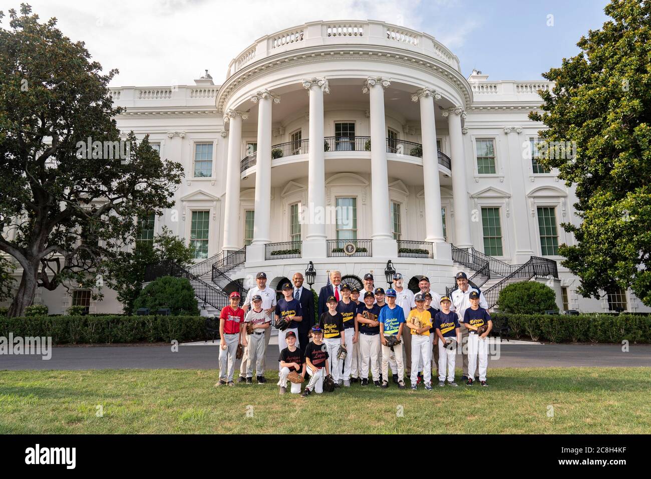 Washington, États-Unis d'Amérique. 23 juillet 2020. Washington, États-Unis d'Amérique. 23 juillet 2020. Le président américain Donald Trump et le pichet du Temple de la renommée Mariano Rivera, à gauche, posent avec des joueurs de la Little League lors d'une célébration pour marquer le jour d'ouverture du baseball de la Major League sur la pelouse sud de la Maison Blanche le 23 juillet 2020 à Washington, DC la saison de baseball commence normalement au printemps, mais elle a été retardée en raison de la pandémie. Crédit: Shealah Craighead/White House photo/Alamy Live News Banque D'Images