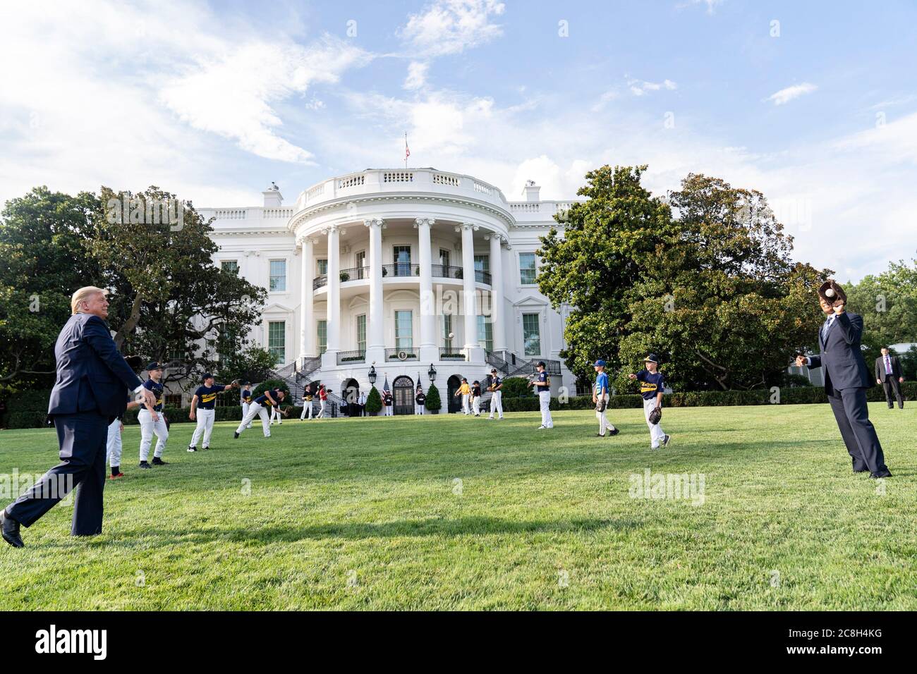 Washington, États-Unis d'Amérique. 23 juillet 2020. Washington, États-Unis d'Amérique. 23 juillet 2020. Le président américain Donald Trump joue au grand spectacle avec le pichet du Temple de la renommée Mariano Rivera, à droite, lors d'une célébration marquant l'ouverture du baseball de la Major League sur la pelouse sud de la Maison Blanche le 23 juillet 2020 à Washington, DC la saison de baseball commence normalement au printemps, mais elle a été retardée en raison de la pandémie. Crédit: Shealah Craighead/White House photo/Alamy Live News Banque D'Images