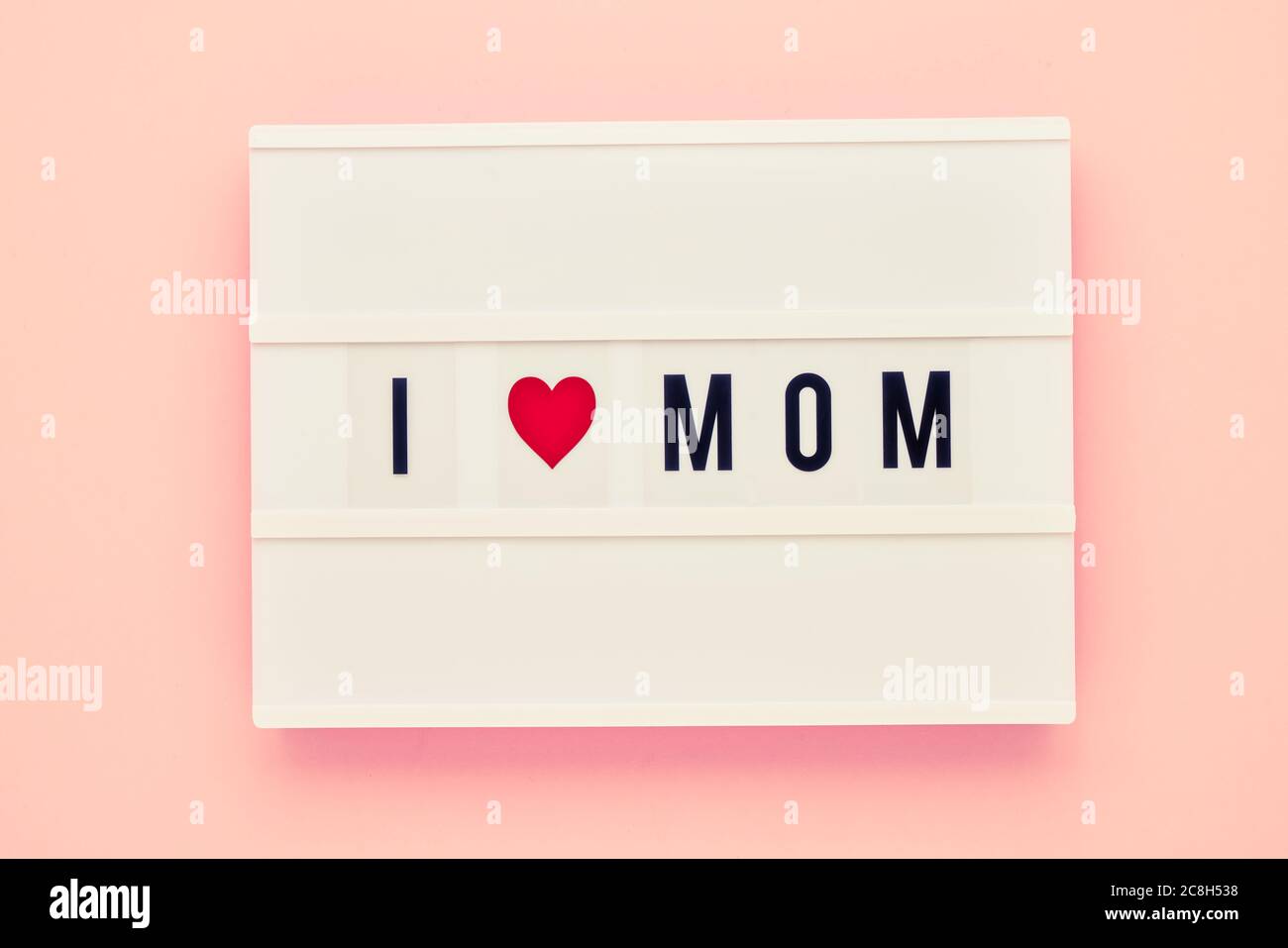 J'ADORE MOM écrit dans une visionneuse sur fond rose. Concept de fête des mères. Vue de dessus, espace de copie pour le texte Banque D'Images