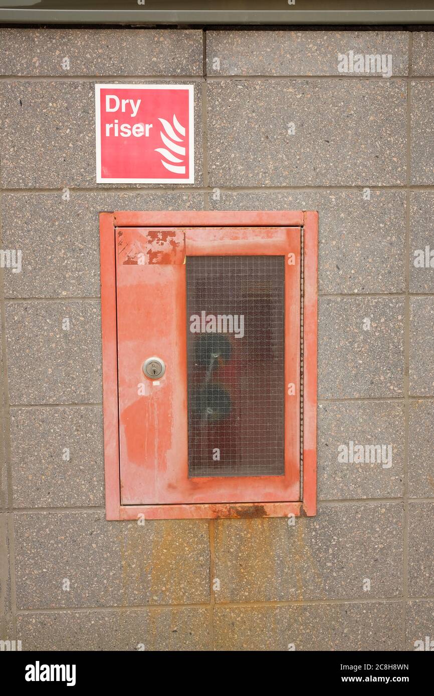 2020 juillet - emplacement des arrivées des colonnes montantes sèches du service d'incendie au rez-de-chaussée d'un immeuble de bureaux Banque D'Images