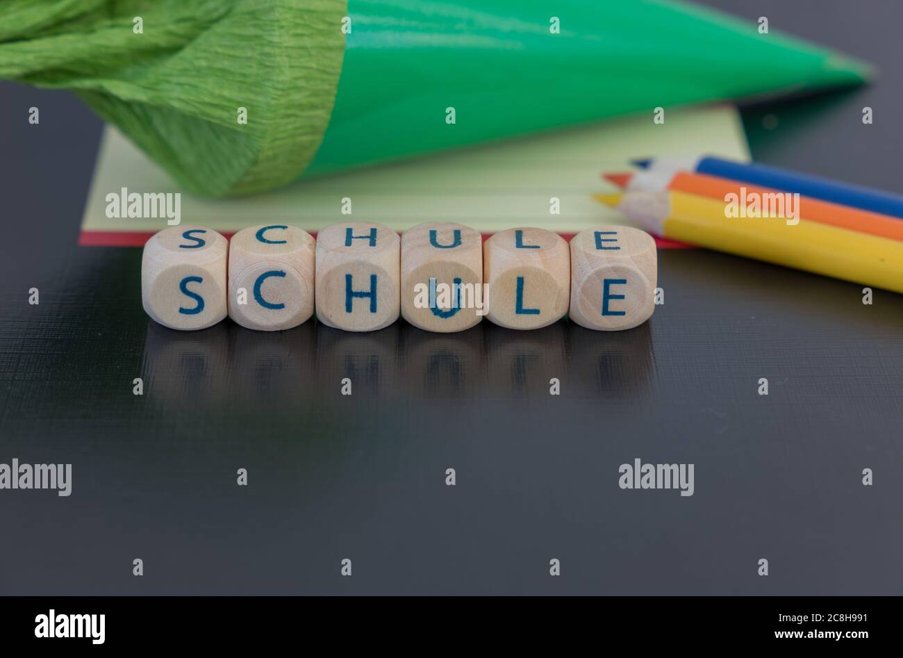 gros plan de l'équipement pour l'école avec le mot allemand pour l'école devant un cône scolaire Banque D'Images