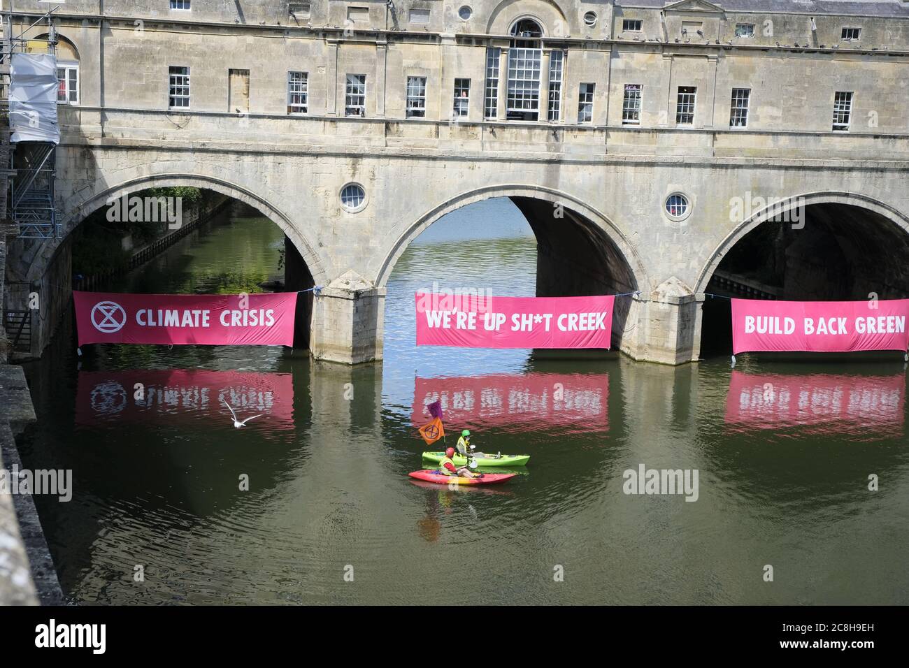 Changement climatique, militants du réchauffement climatique et manifestants protestant à Pulteney Weir The à Bath Banque D'Images