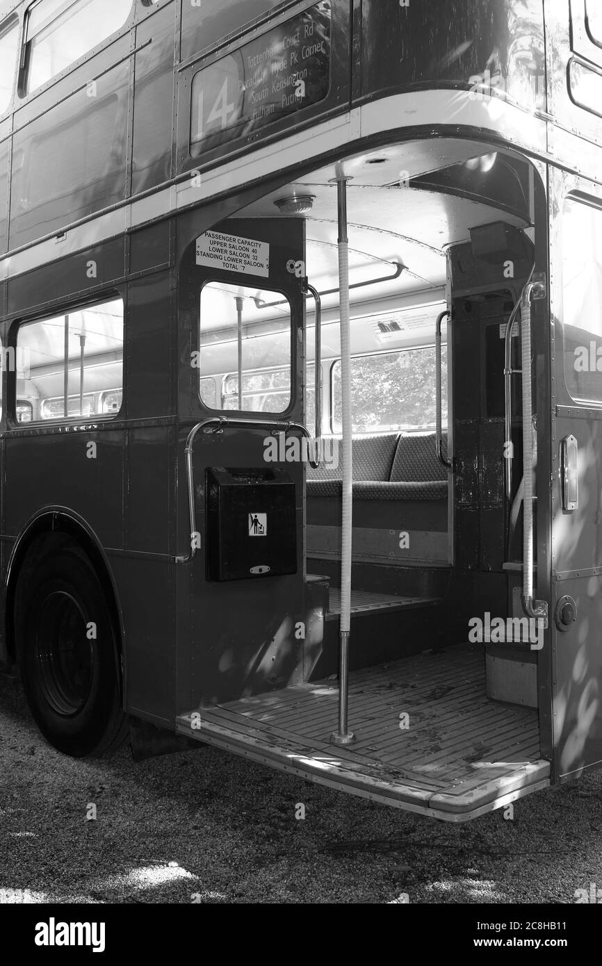 Septembre 2019 - plate-forme arrière ouverte d'un bus London à impériale au Goodwood Revival Banque D'Images