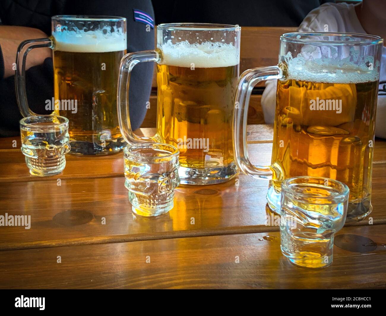 sur une table se trouvent trois grands verres de bière et à côté de 3 verres  de vodka Photo Stock - Alamy