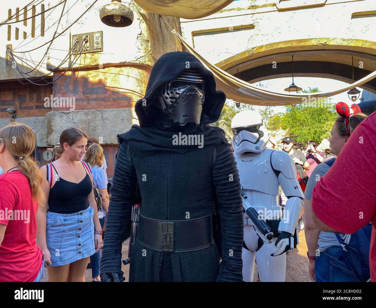 Orlando,FL/USA-1130/19: Kylo Ren et deux troopters de tempête marchant autour de la zone de Star Wars Galaxy's Edge de Hollywood Studios Park à Walt Disney Worl Banque D'Images
