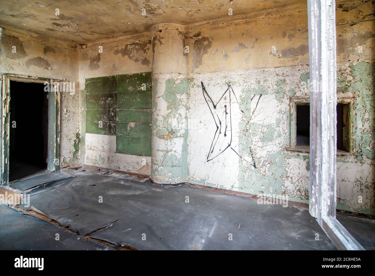 Rénovation après dommages causés par l'eau. Restauration des dommages causés par l'eau. Rénovation d'un ancien appartement. Banque D'Images