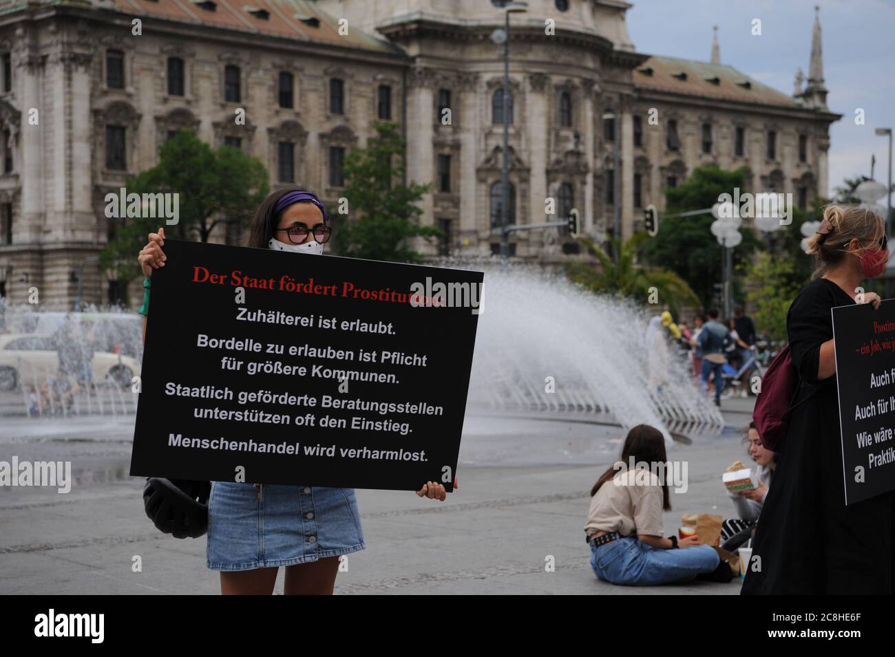 Des femmes de l'Association Terre de femmes manifestent contre la prostitution à Munich, le 24 juillet 2020. Ils veulent que les hommes soient juridiquement responsables Banque D'Images