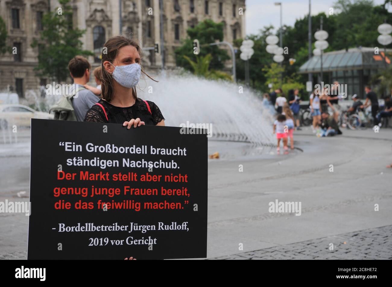Des femmes de l'Association Terre de femmes manifestent contre la prostitution à Munich, le 24 juillet 2020. Ils veulent que les hommes soient juridiquement responsables Banque D'Images