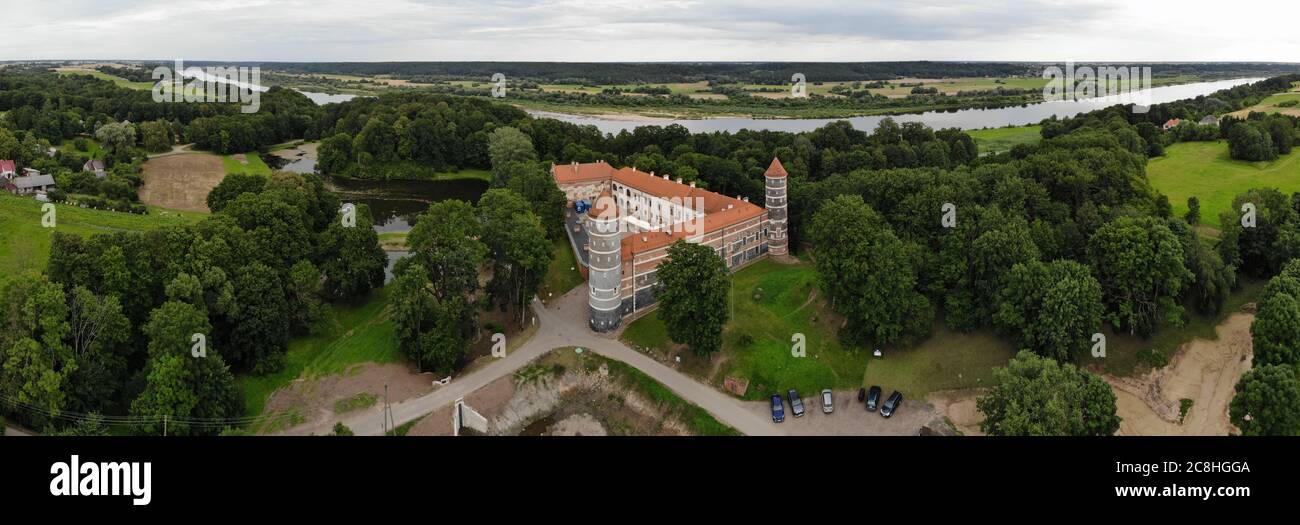 Panorama aérien du château historique de Panemune à Vytenai, dans le district de Jurbarkas, en Lituanie, à proximité de la rivière Nemunas Banque D'Images